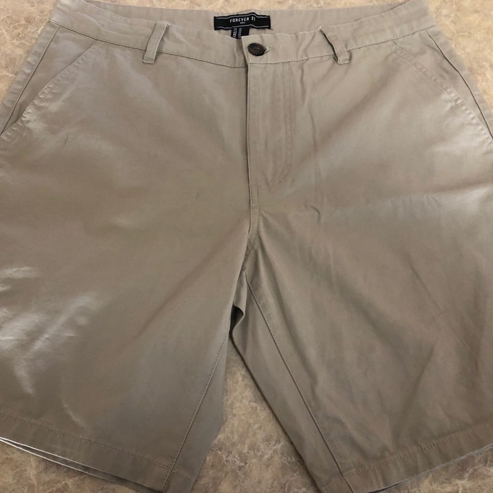 FINAL SALE 🚨 MENS KHAKI 32” FOREVER 21 SHORTS